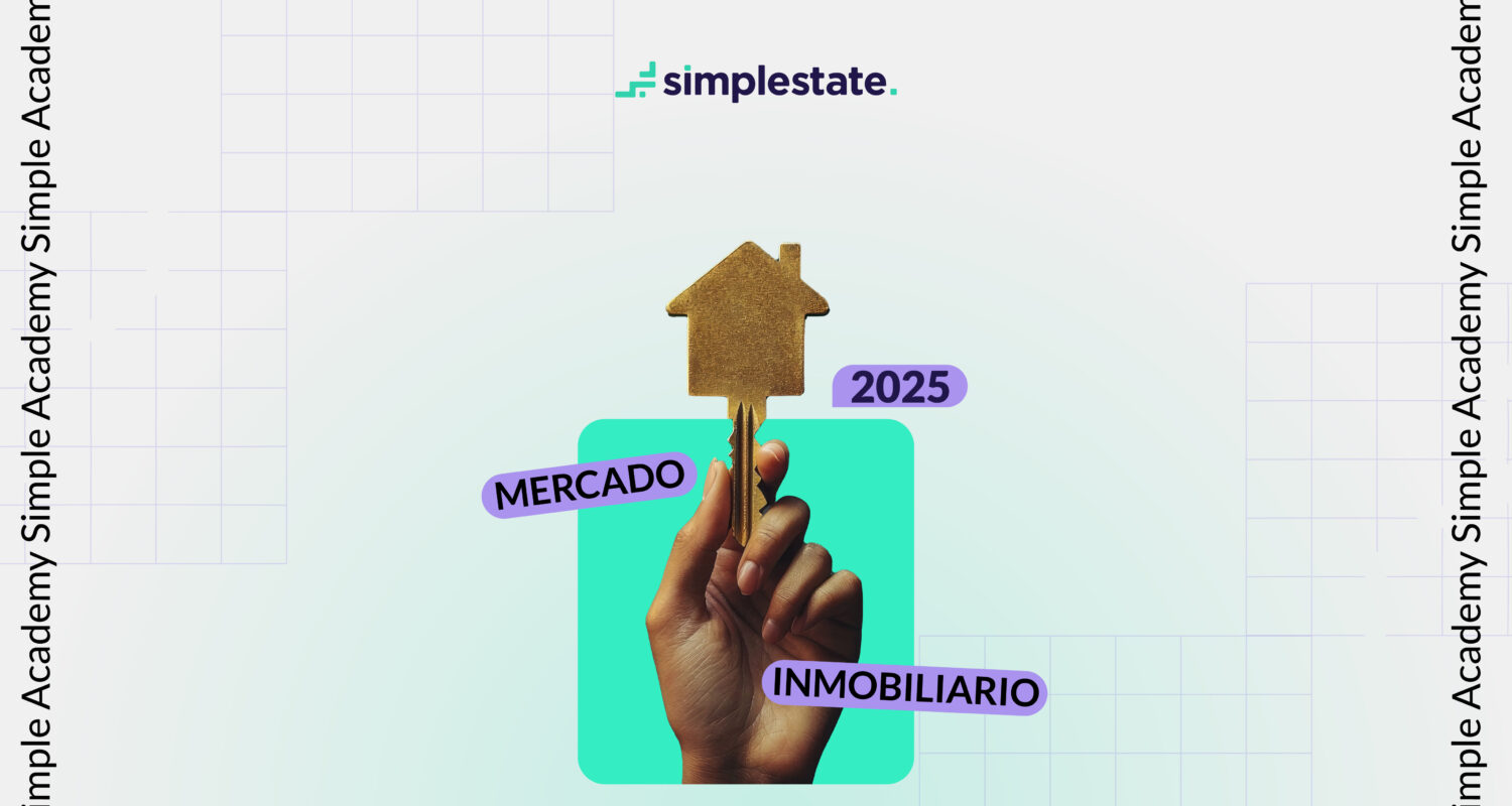 Una mano sostiene una llave con forma de casa y el logo de Simplestate arriba.